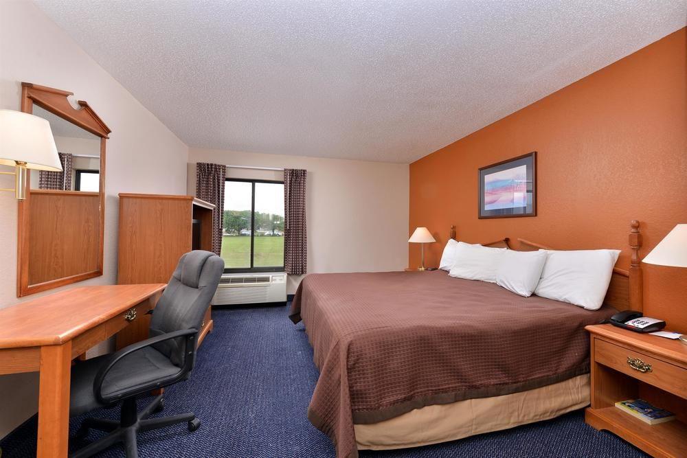 Red Roof Inn & Suites Austin East - Manor מראה חיצוני תמונה