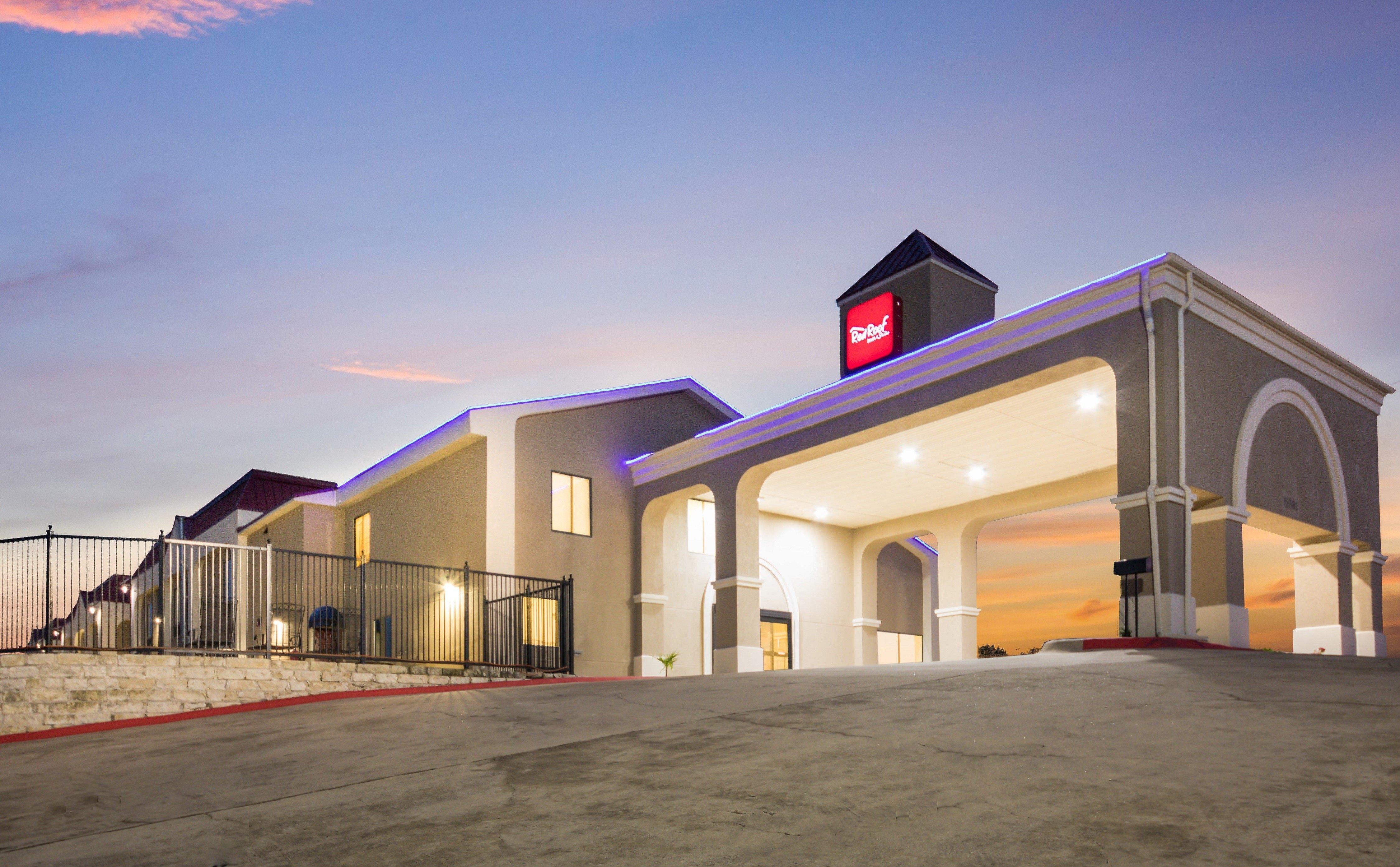 Red Roof Inn & Suites Austin East - Manor מראה חיצוני תמונה