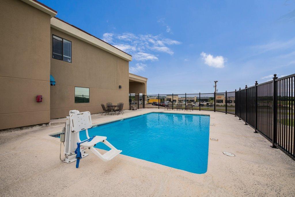 Red Roof Inn & Suites Austin East - Manor מראה חיצוני תמונה