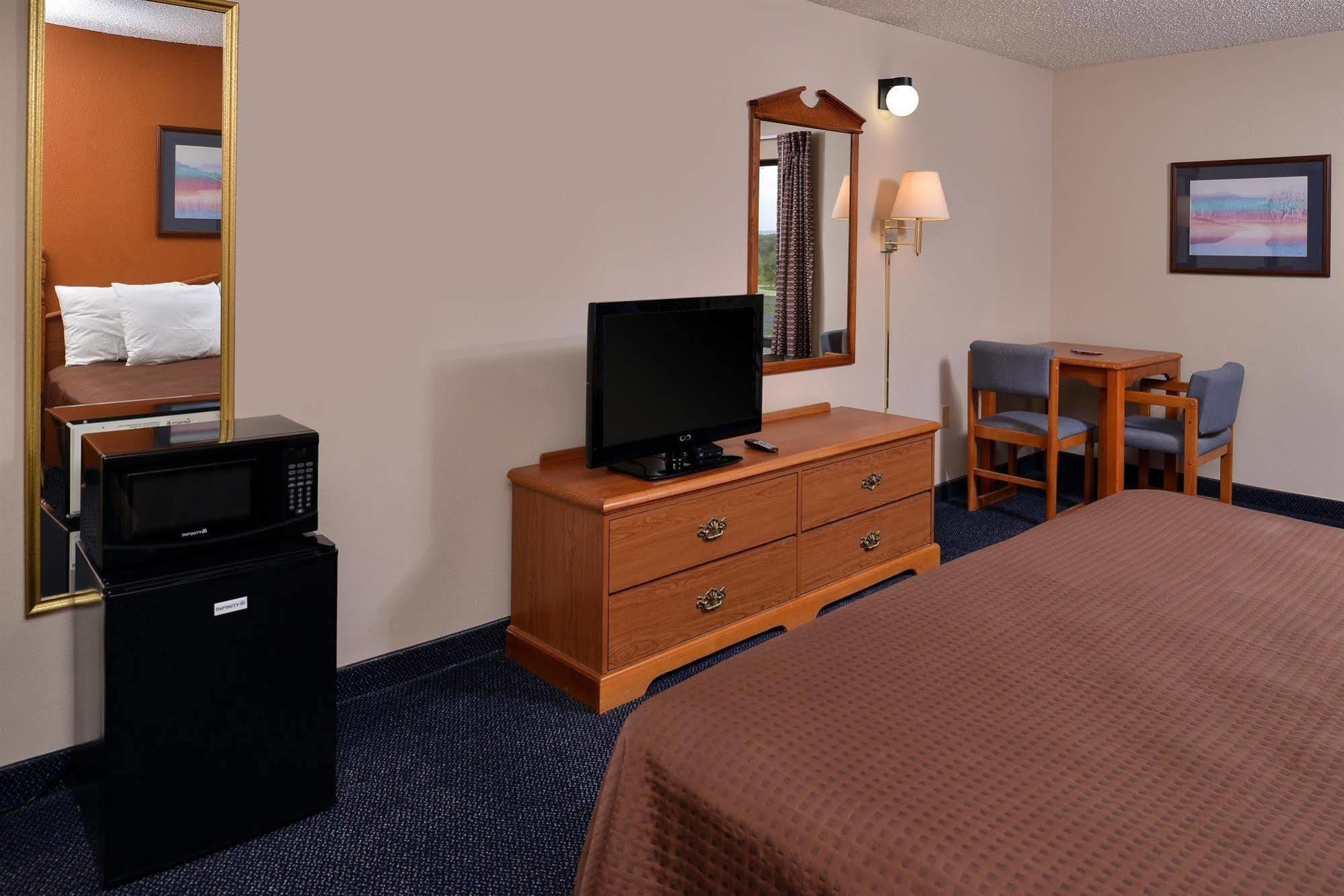Red Roof Inn & Suites Austin East - Manor מראה חיצוני תמונה